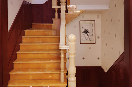 沧县中式别墅室内汉白玉石楼梯的定制安装装饰效果
