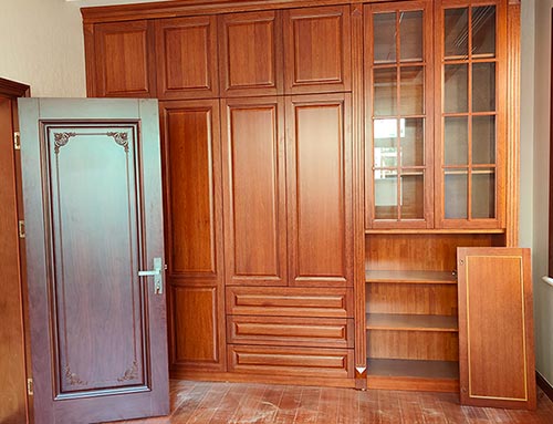 沧县中式家庭装修里定制的实木衣柜效果图